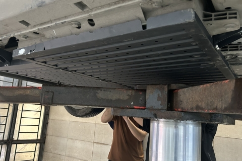 Garage Chuyên Lắp Tấm Chắn Gầm Ô Tô Bảo Vệ Động Cơ Điện